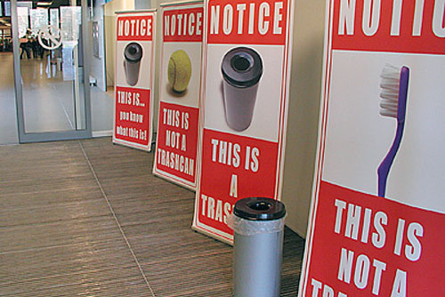 Eingangsbereich einer Hogeschool mit Lernziel "Trashcan". Eingangsbereich einer Hogeschool mit Lernprogramm "Trashcan".